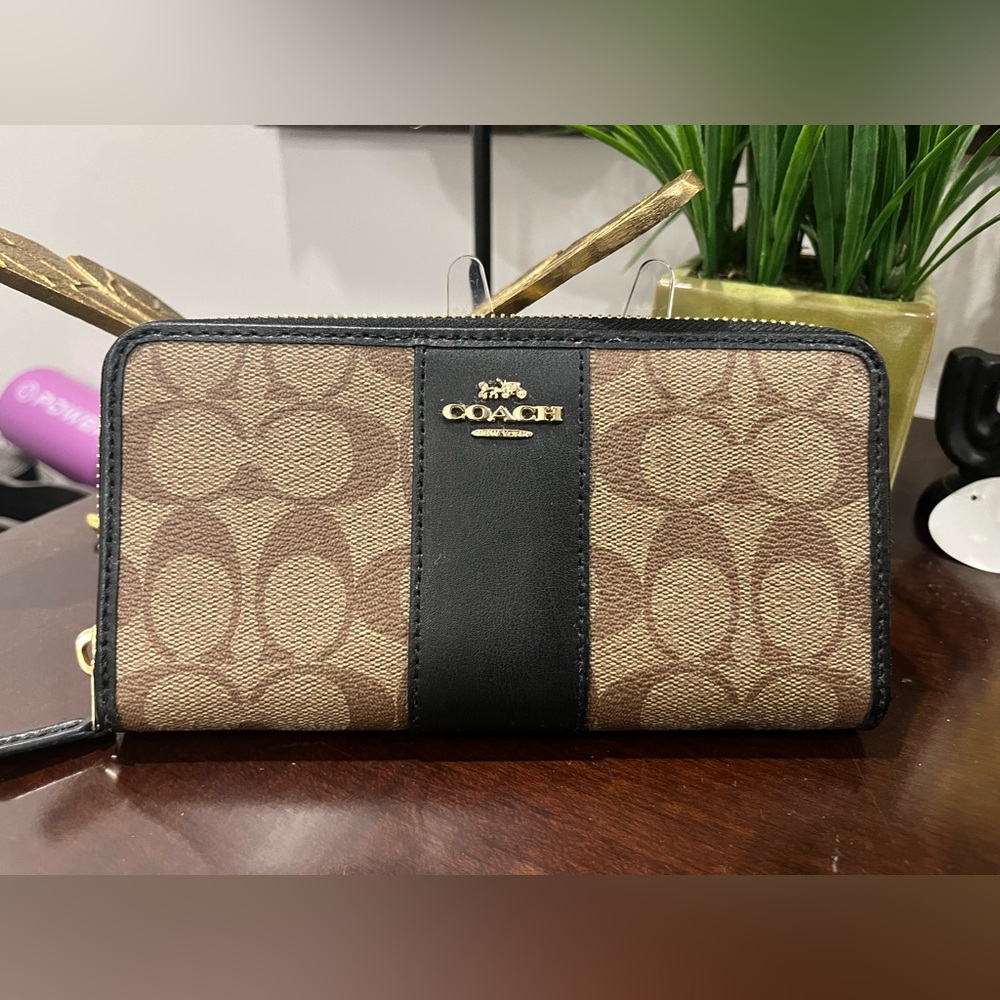 Coach Signature Zip Wsllet - Picture 4 of 5